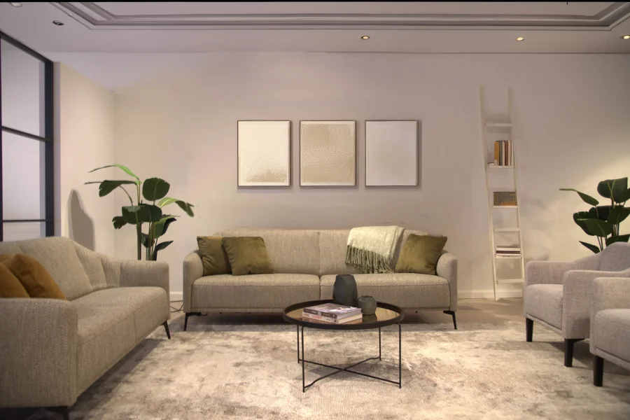 Beige driezitsbank met twee fauteuils in een ruime woonkamer