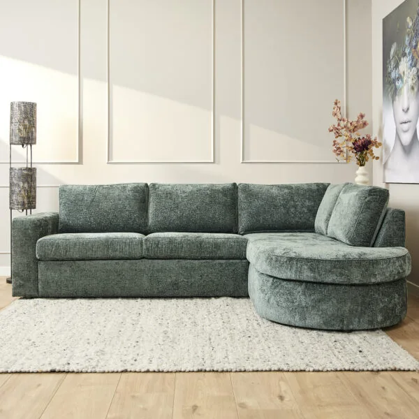 Mintgroene hoekbank met ronde chaise longue op een wit hoogpolig kleed