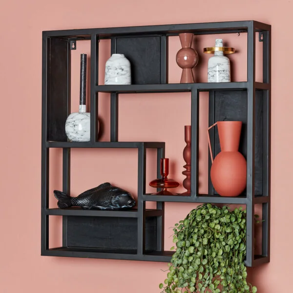 Wandrek met vazen en plantjes voor een roze muur