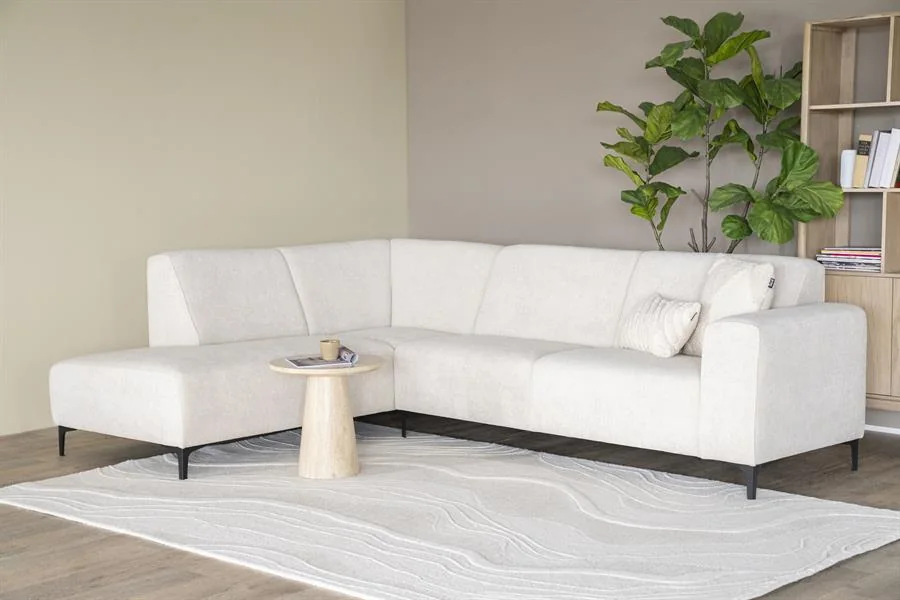 Witte hoekbank met chaise longue in een lichte woonkamer met plant